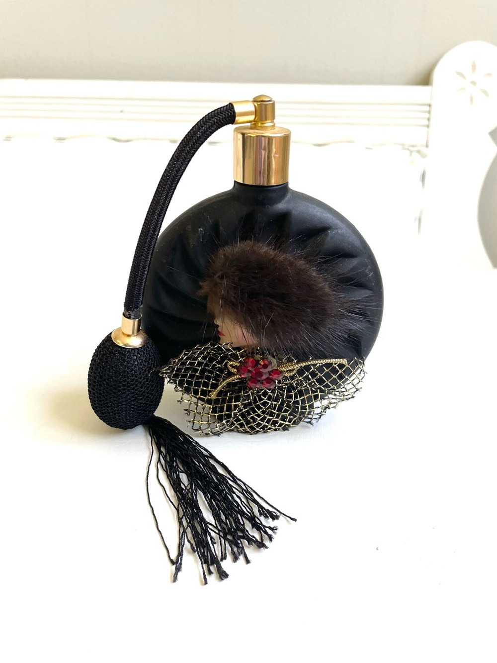ALBERT B PRICE ROUND BLACK ATOMIZER LADY MINK HAT RED GOLD MESH CAPE ROUND